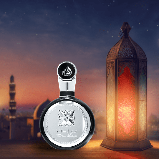 Lattafa Fakhar Men 100 ml Eau de Parfum férfiaknak arab hangulatú háttérrel, tradicionális keleti lámpással